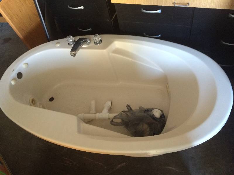lot 42 image: Whirlpool Tub