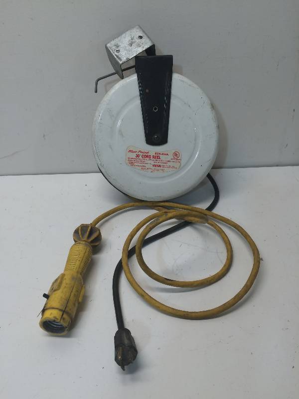lot 69 image: Trouble Light Reel And Air Hose