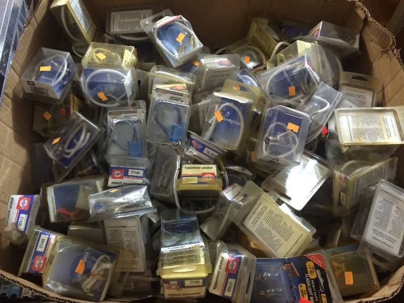 lot 76 image: Assorted Automotive PlugsPigtails