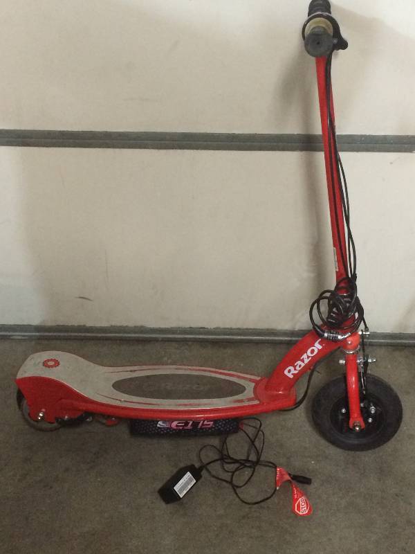 lot 84 image: Razor Power Scooter