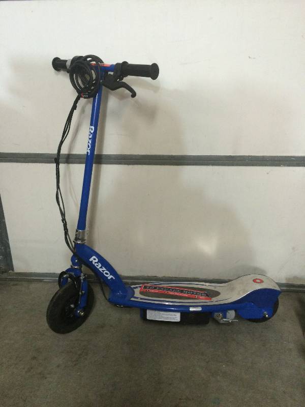 lot 85 image: Razor Power Scooter