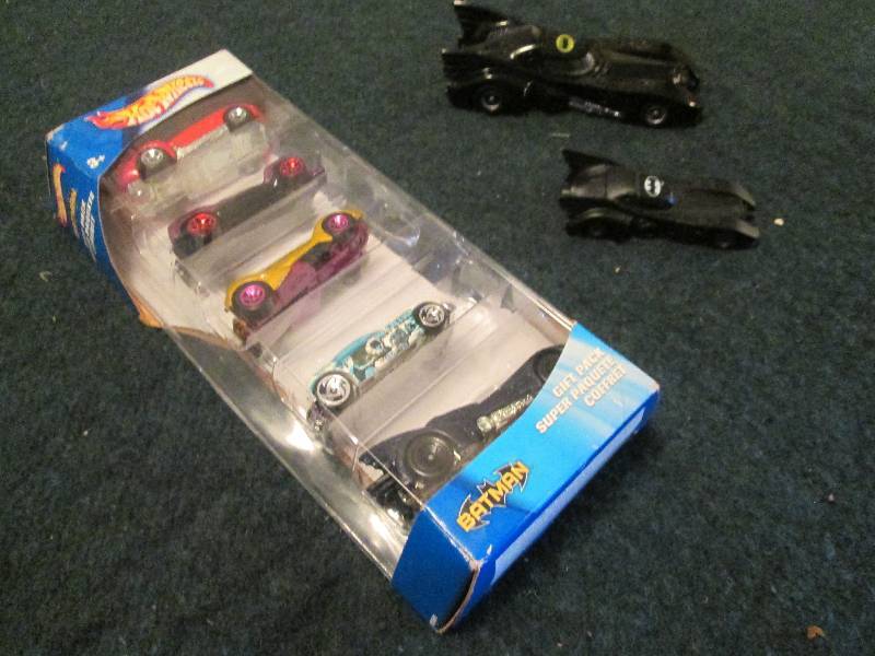 Hot Wheels Gift pack with 2 Additio...