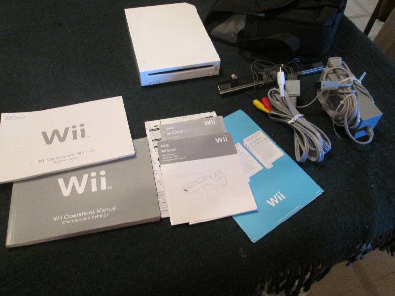 Wii Gaming System with carrying bag...