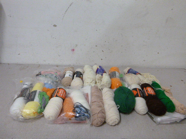 lot 62 image: Miscellaneous Skeins of Yarn