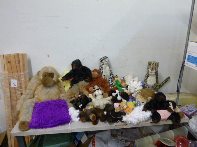 lot 101 image: Lot of Stuffed Animals