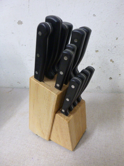 lot 112 image: Kitchen Knife Set