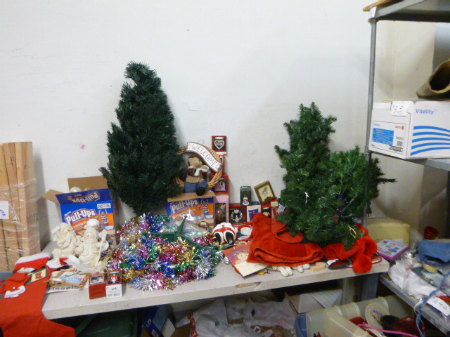 lot 120 image: Miscellaneous Christmas Items