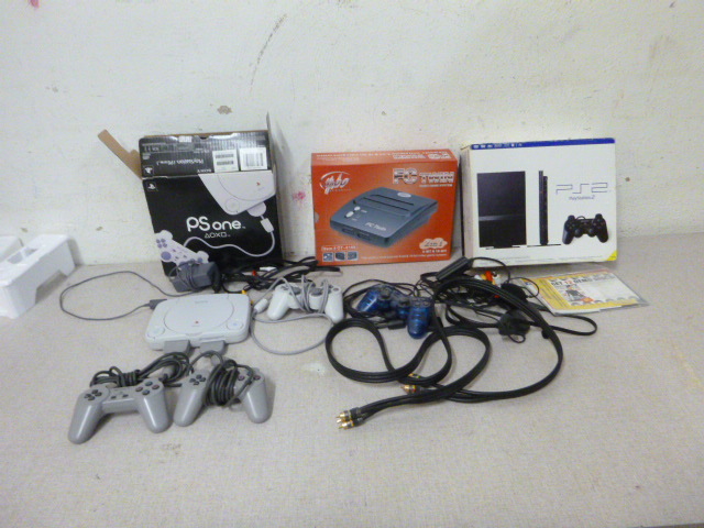 lot 138 image: 3 Video Game Players