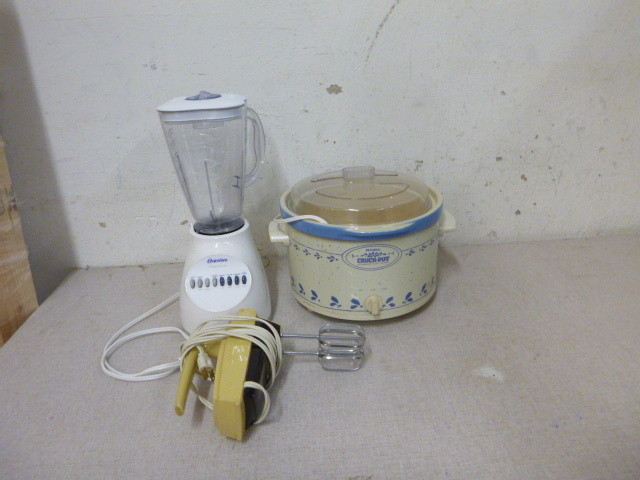 lot 140 image: Crockpot, Blender and Hand Mixer