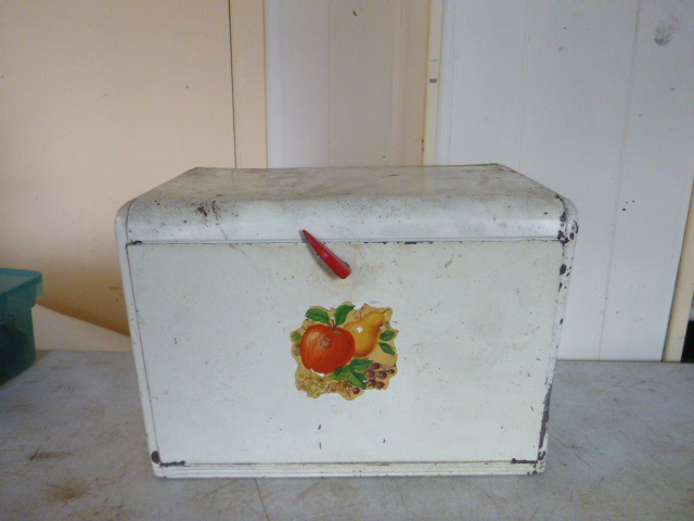 lot 190 image: Vintage Bread Box