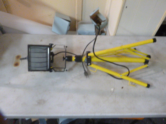 lot 255 image: Tripod Halogen Light