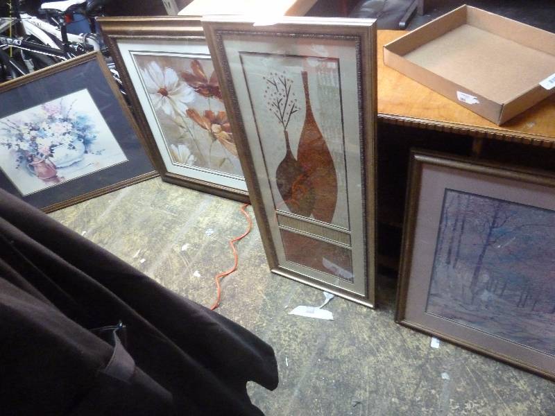 lot 26 image: Picture Lot