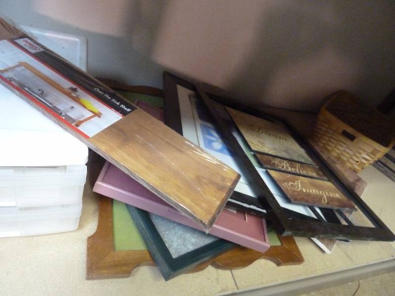 lot 27 image: Shelf Lot