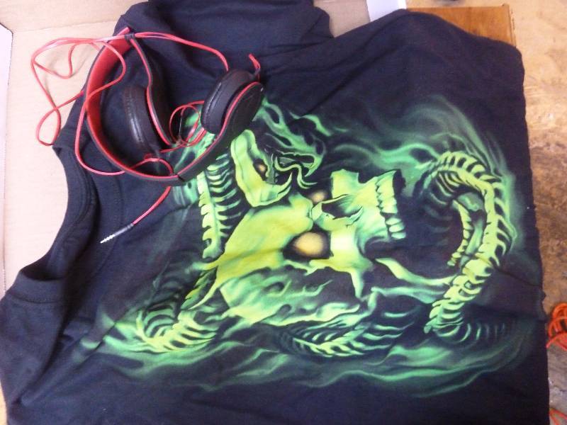 lot 76 image: Skull T-Shirt and Headphones