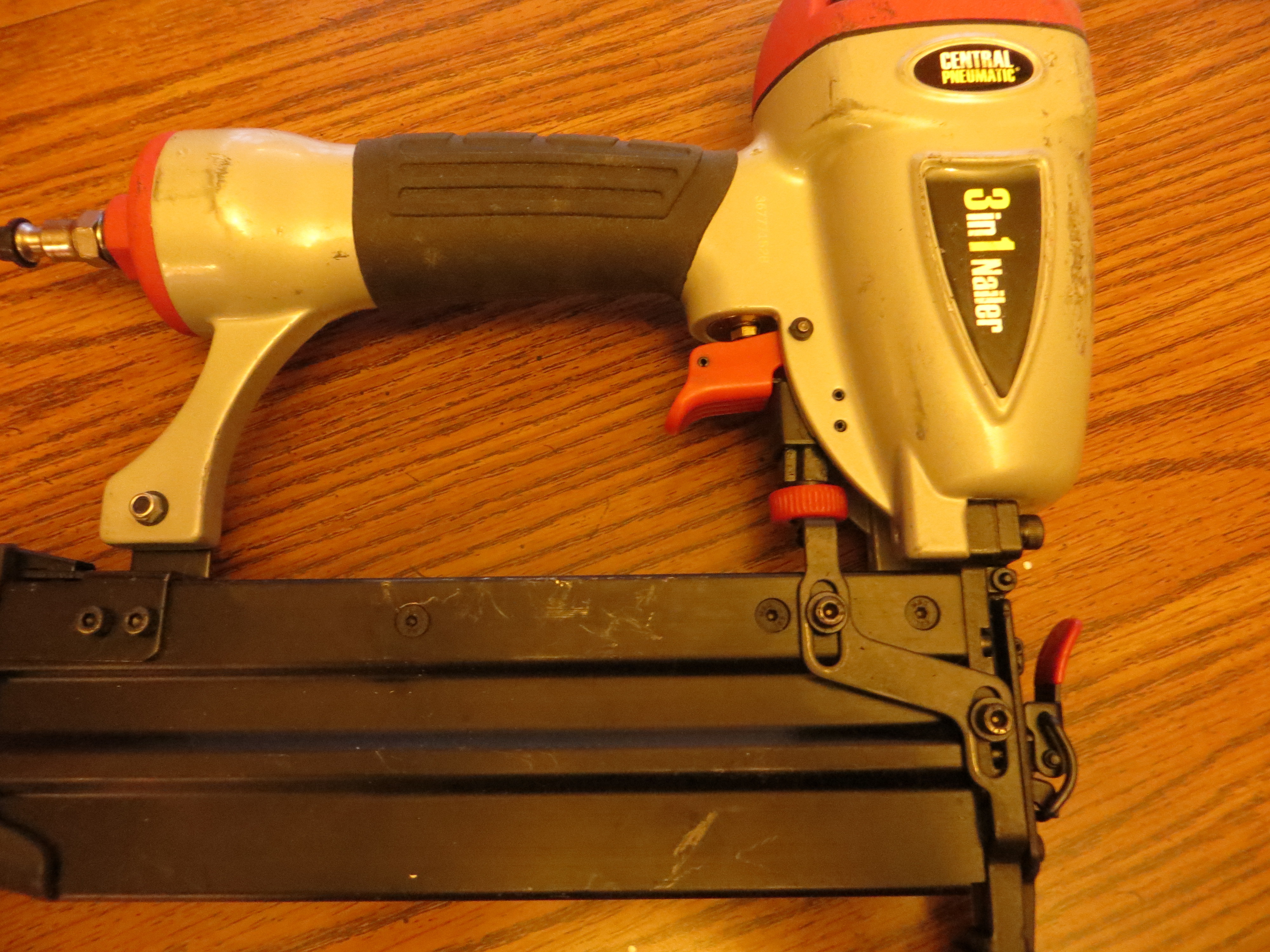 lot 4 image: 3 in 1 Nailerstapler