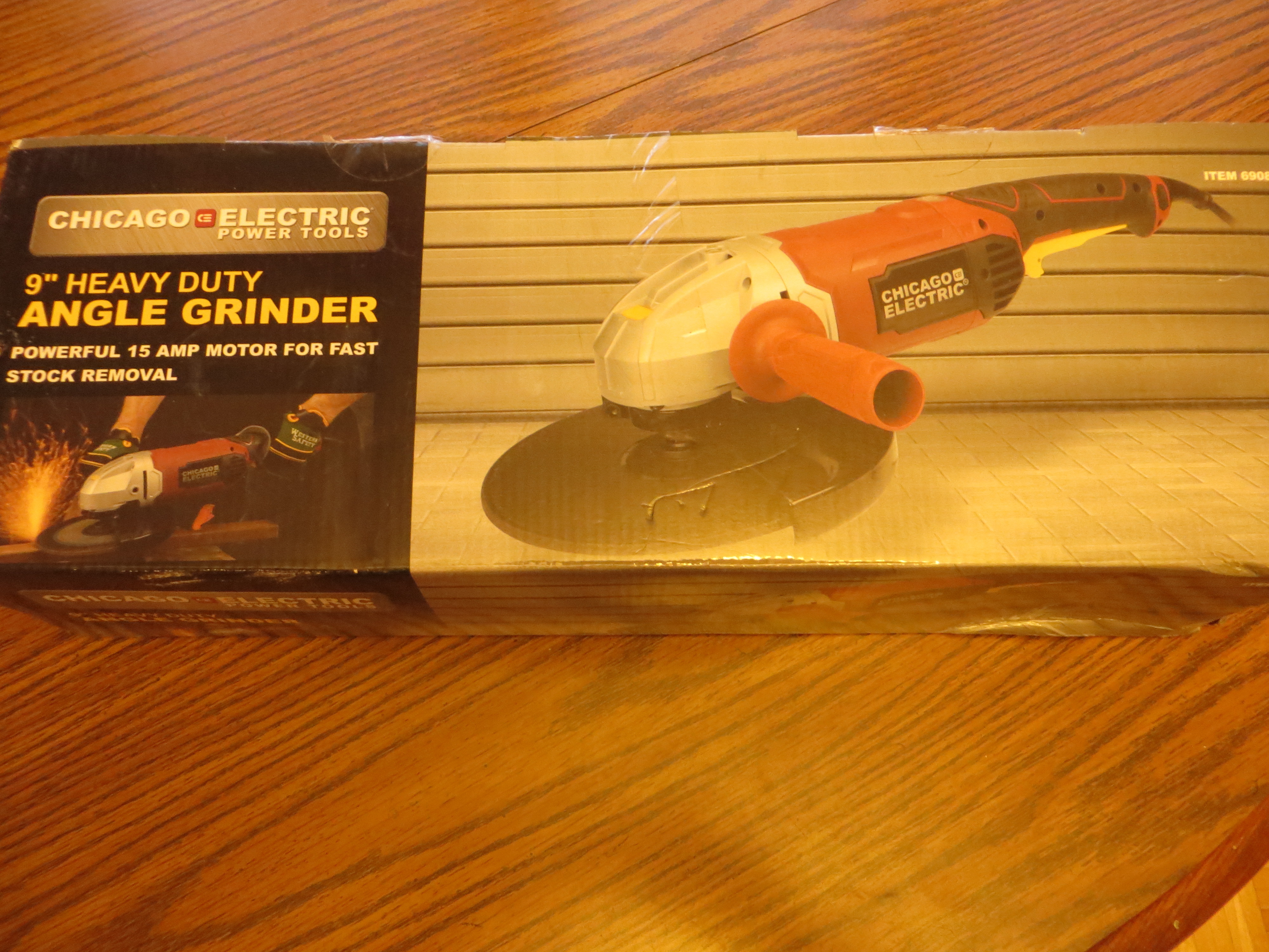 lot 16 image: 9 Electric Angle Grinder