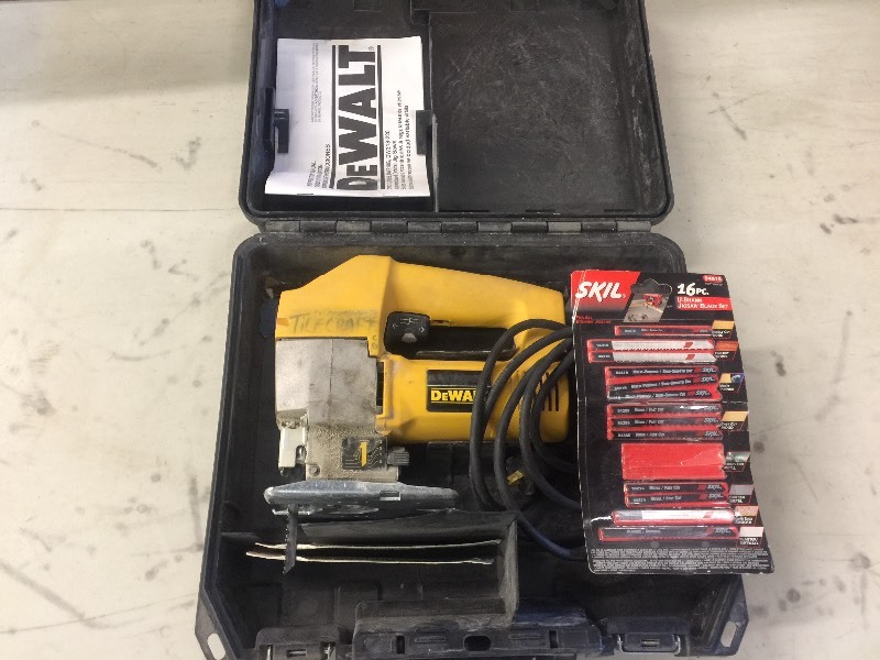 lot 29 image: DEWALT JIG SAW