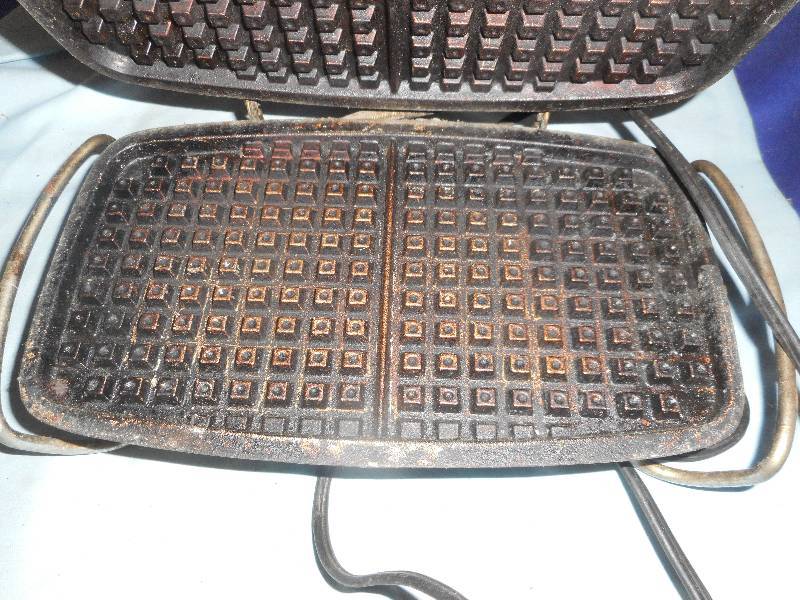 ANTIQUE WAFFLE IRON