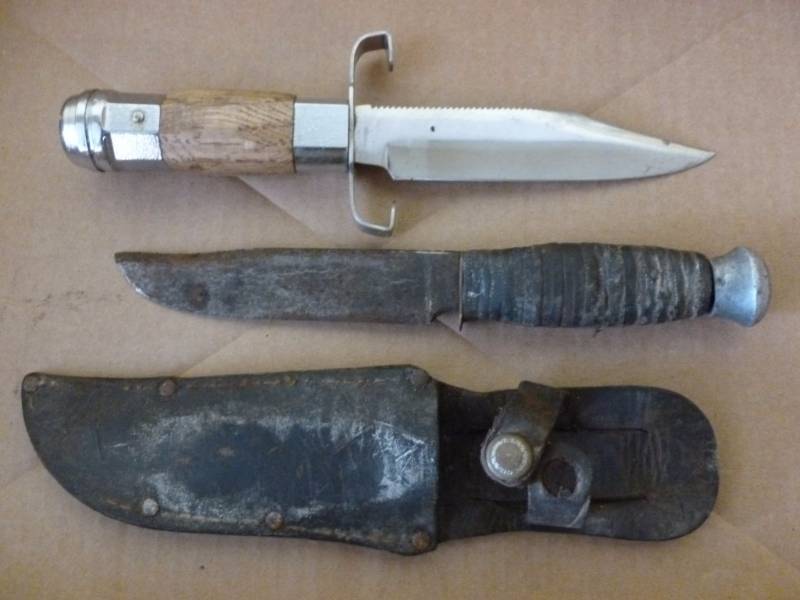 lot 13 image: Hunting Knives