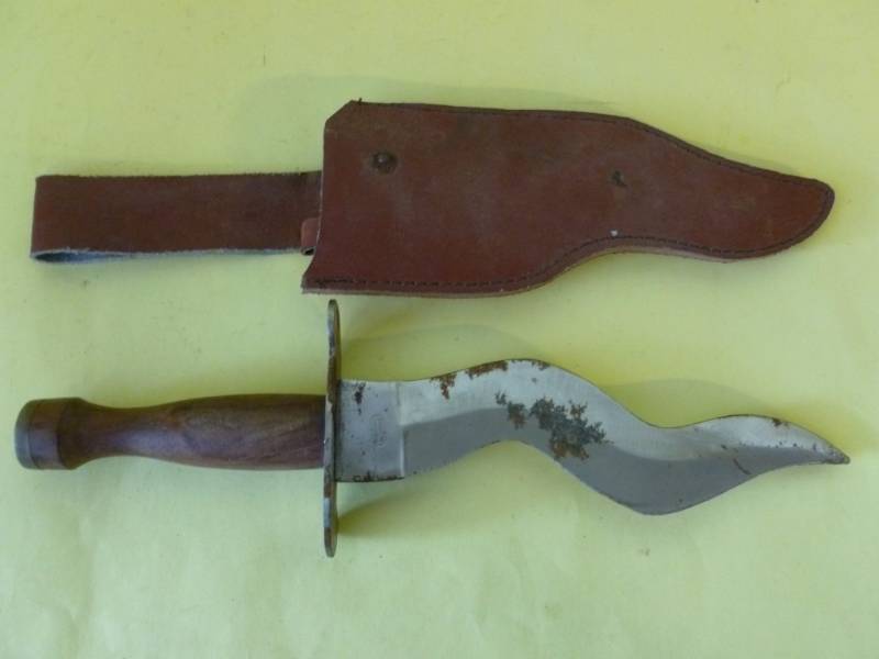 lot 19 image: Throwing Knife