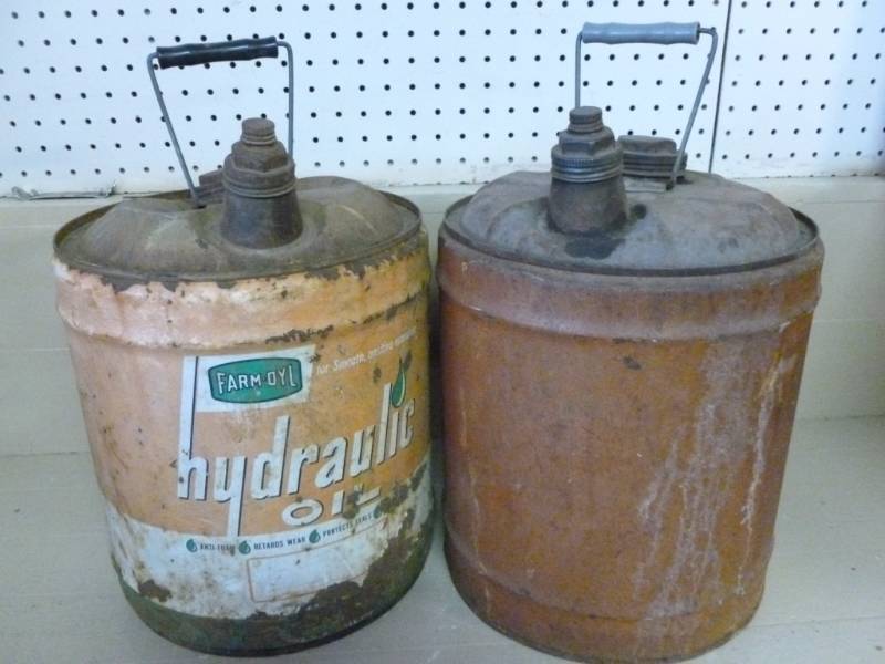 lot 25 image: Vintage Oil Cans