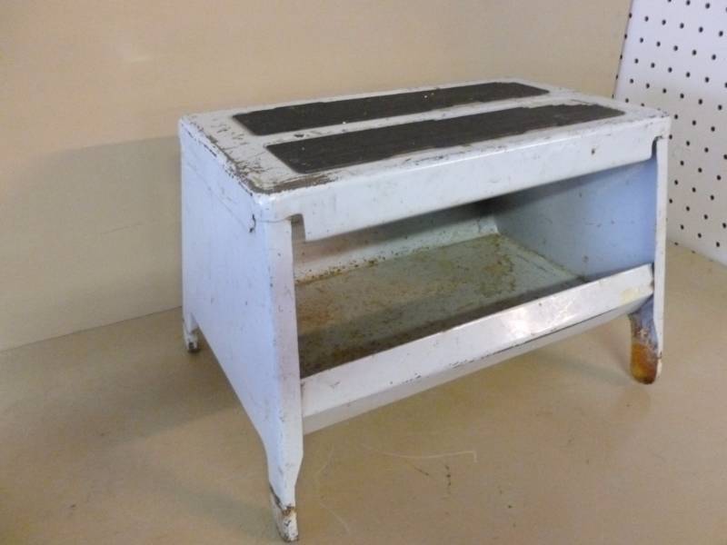 lot 26 image: Vintage Step Stool