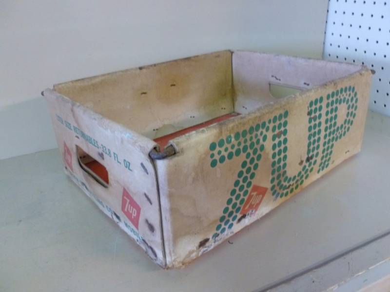 lot 27 image: Vintage Soda Case