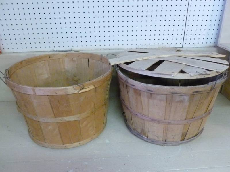 lot 28 image: Vintage Bushel Baskets