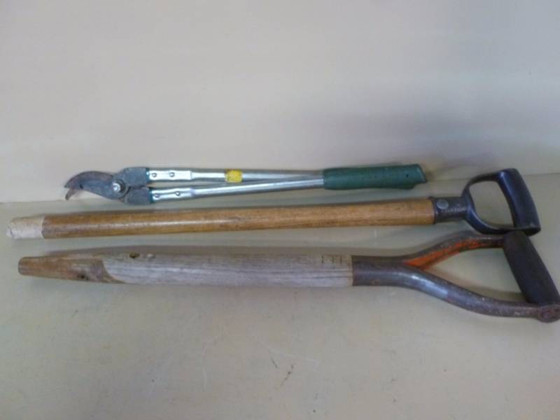 lot 46 image: Wooden Handle