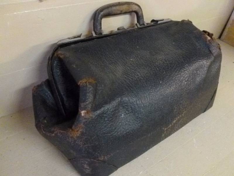 lot 76 image: Antique Doctors Bag