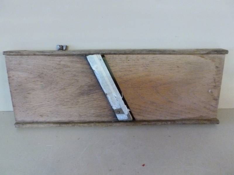 lot 77 image: Antique Krout Cutter