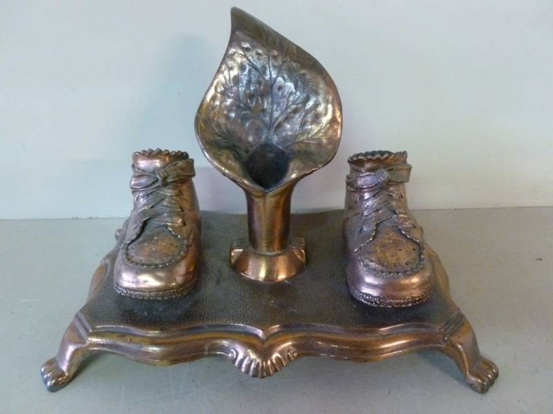 lot 82 image: Decorative