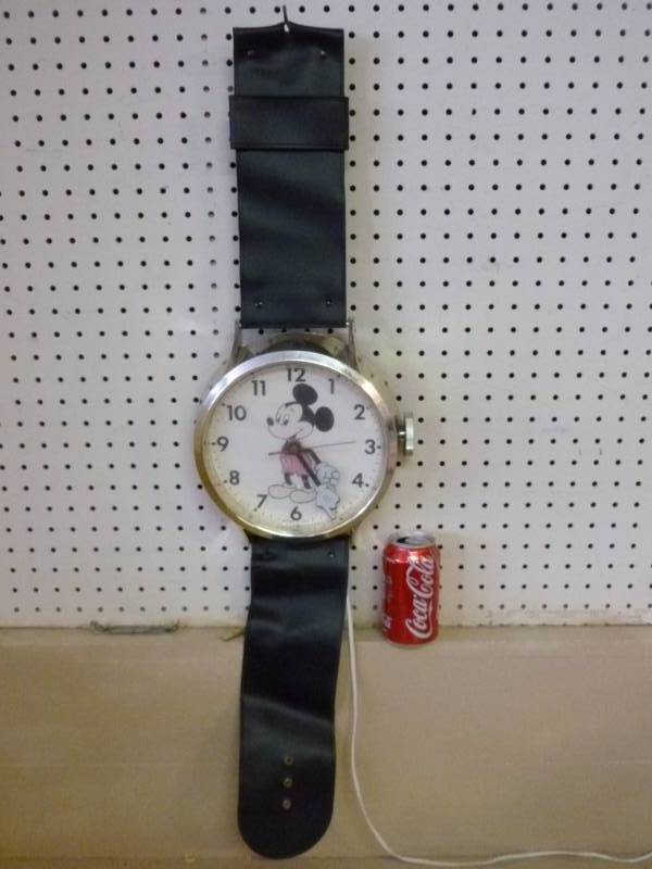 lot 89 image: Vintage Mickey Mouse Clock