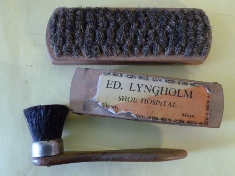 lot 95 image: Vintage Shoe Shine Items