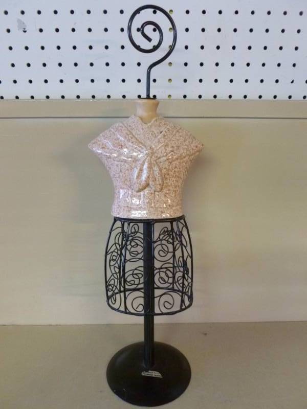 lot 147 image: Decorative