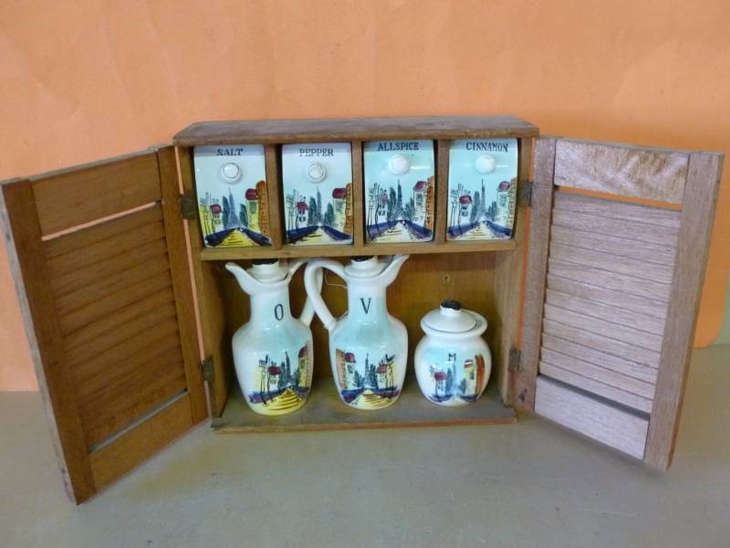 lot 257 image: Spice Rack