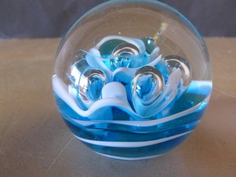 lot 281 image: Paper Weight
