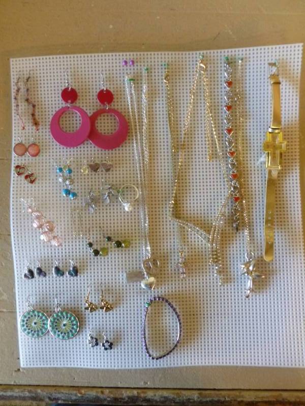 lot 298 image: Jewelry