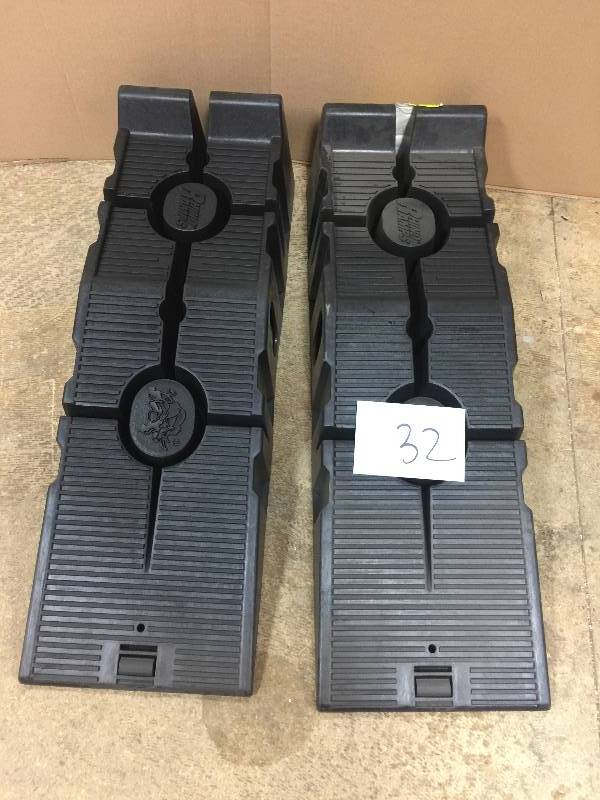 lot 32 image: FloTool Durable RhinoRamps New