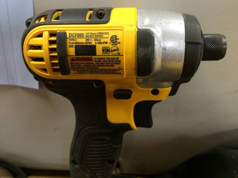 DEWALT 20V MAX MODEL DCD780 DRILL & DCF885 IMPACT DRIVER COMBO KIT used in very good condition