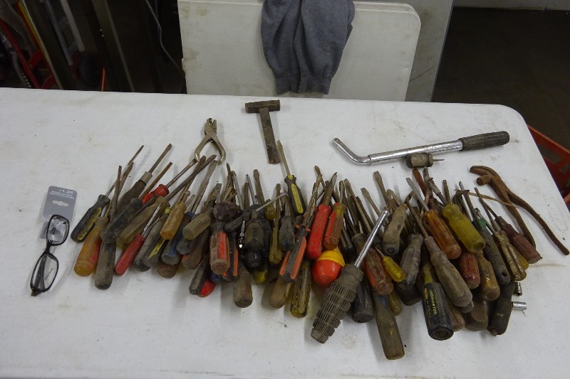 lot 9 image: Variety of screwdrivers