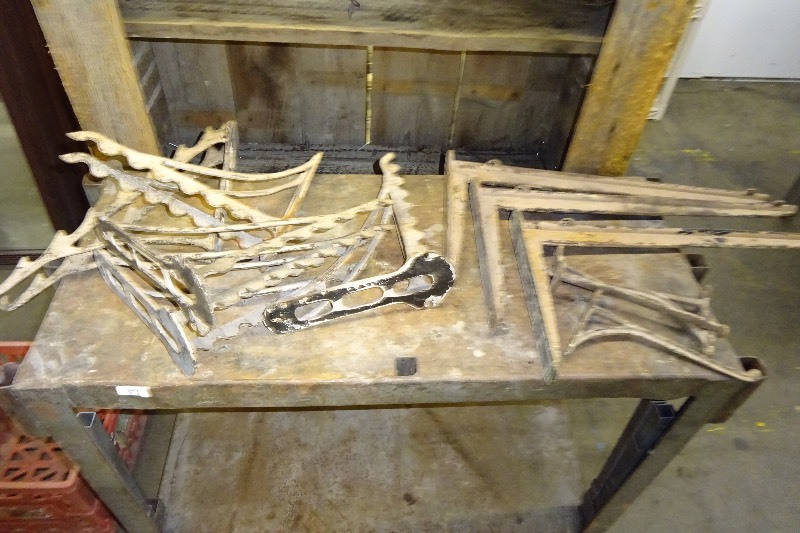 lot 18 image: Variety of shelf brackets