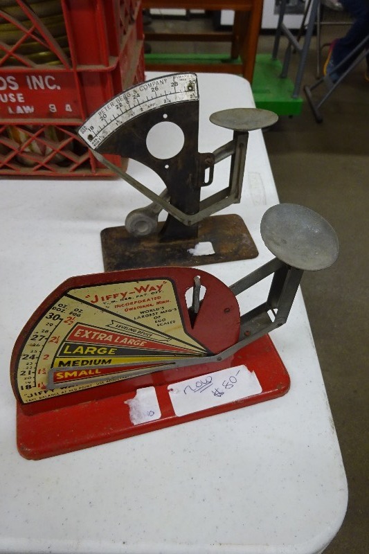lot 20 image: 2 vintage scales