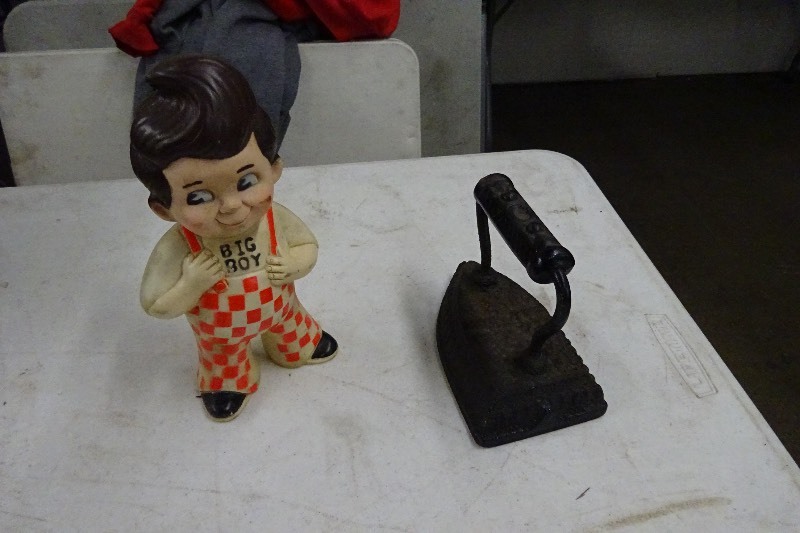 lot 24 image: Vintage cast iron and big coin bank