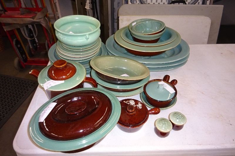 lot 25 image: Redwing dish set