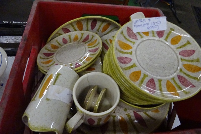 lot 26 image: Vintage Dish Set