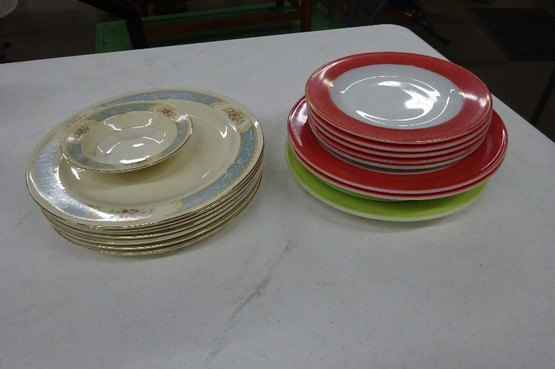 lot 28 image: Pyrex dishes