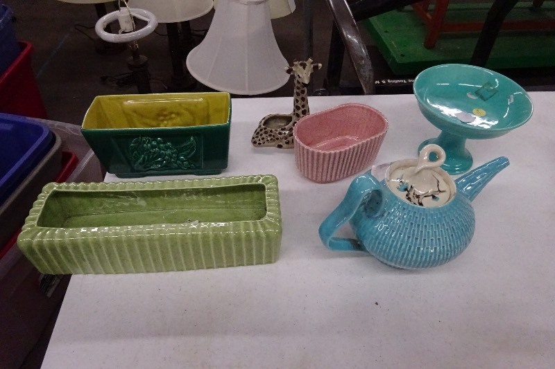 lot 29 image: Variety of Red Wing items