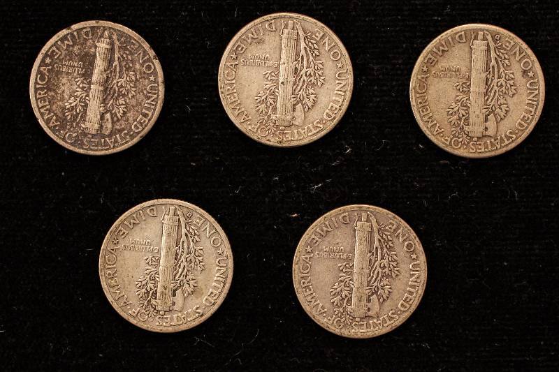 lot 25 image: GROUP OF 5 MERCURY SILVER DIMES AS PICTURED