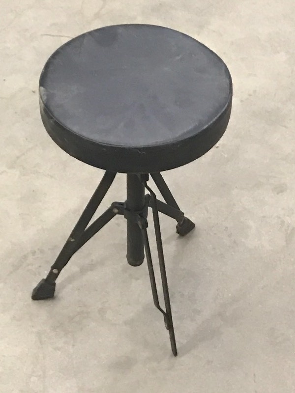 lot 61 image: Adjustable Drummer Seat ...